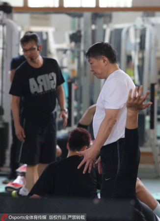 北京一队二队进行足球赛 张松涛当前锋一球未