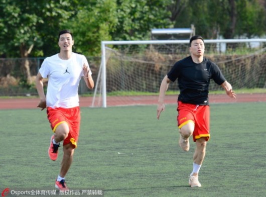 北京一队二队进行足球赛 张松涛当前锋一球未