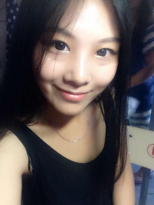 球迷说-美女大学生复习看球成仁迷 最爱莱万