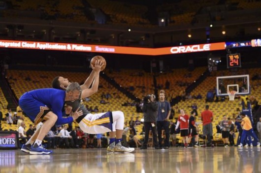 首发:库里回归首发阵容 开拓者直面背水一战