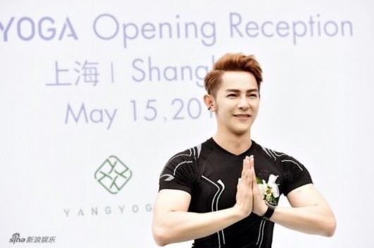 东城秀瑜伽晒肌肉线条 分享心得自诩保鲜肉