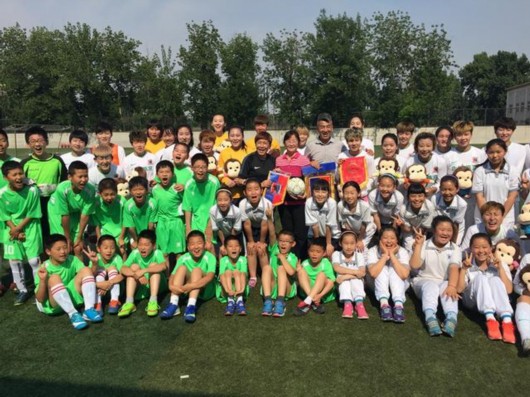 北京女足与小学生互动 刘英:看好奥运创佳绩