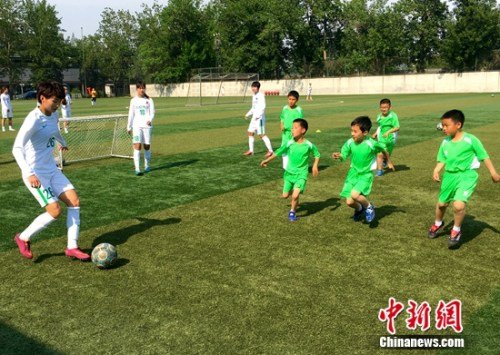 北控女足与小学生交流 古雅莎愿球迷关注北京