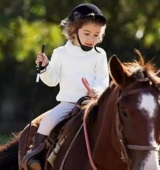 儿童学骑马成流行:增强意志力 锻炼身体协调性