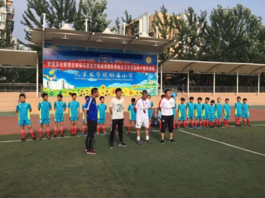 法国教练助力中国校园足球 家长期盼获更多指导