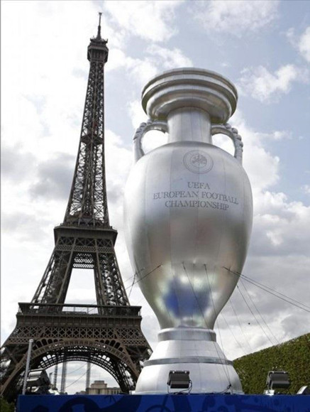 法国禁止酒吧聚众看球 铁塔建球迷区确保安全