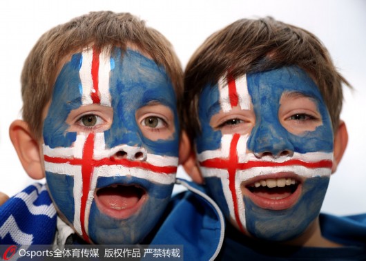 高清:葡萄牙vs冰岛 球迷赛前场外集结造势