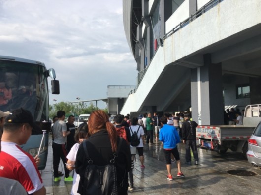 延边球迷冲上恒大大巴求签名 围堵斯帅索要合