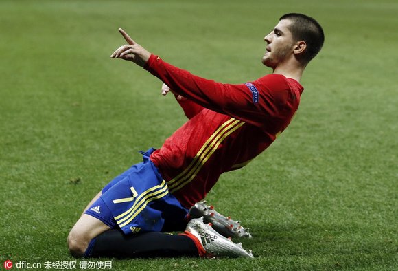 国安前锋掌击巴萨核心 西班牙连入两球-染黄 巴