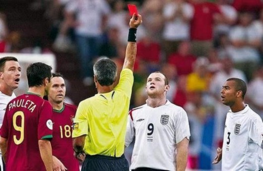 英格兰笑翻!最后1秒躲开50年苦主:碰一次跪一