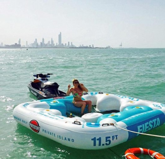 英国女子靠约会有钱男人玩遍全球 机票食宿全