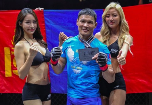 ONE�ھ����Ϸ�վ��Ļ ���ЯС�����ȫʤ