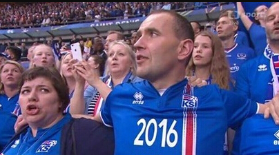 冰岛总统现身欧洲杯看台:放弃包厢 穿球衣搭肩