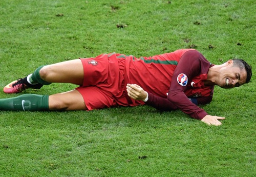 欧洲杯-C罗25分钟担架离场 葡萄牙半场闷平法