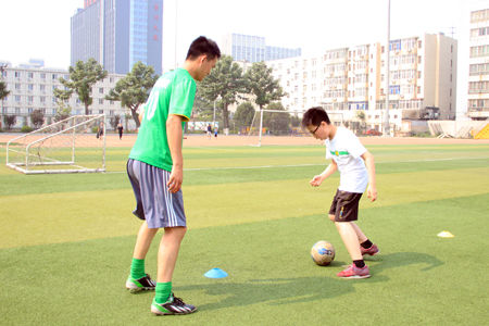 志愿者程旭:和自闭症孩子们一起踢足球