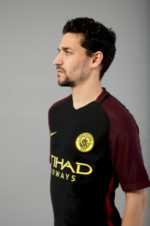 北京球迷无惧暴雨将至 曼城发布新球衣千人追