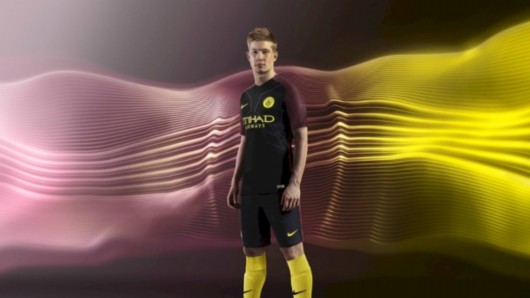 北京球迷无惧暴雨将至 曼城发布新球衣千人追