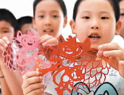 中国孩子剪纸迎奥运 大学生观赛推迟赴英国读研