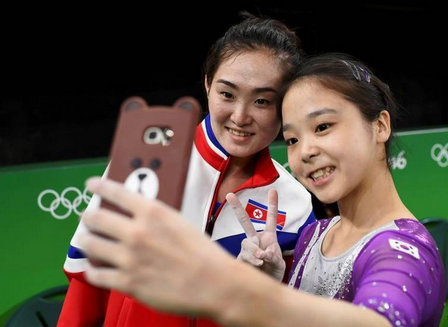 体育无国界!韩国朝鲜体操女选手训练馆合影留