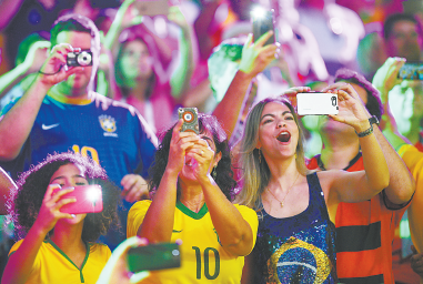 巴西人看啥都能当足球看 跳舞人浪无所不用其