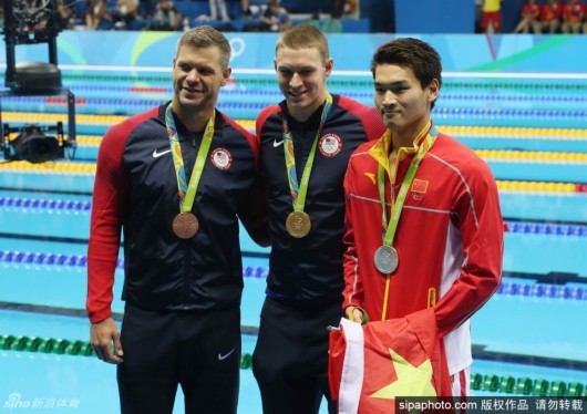 男子100米仰徐嘉余破全国纪录摘银