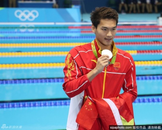 男子100米仰徐嘉余破全国纪录摘银