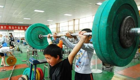 练举重的孩子比别人更吃苦 身体变形竞争激烈