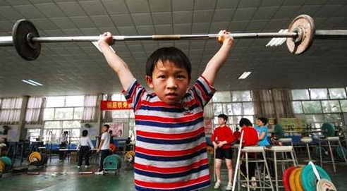 练举重的孩子比别人更吃苦 身体变形竞争激烈