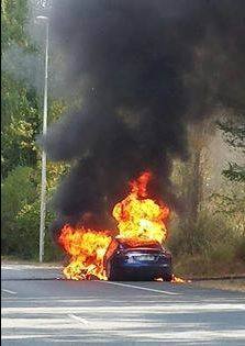 一辆特斯拉model s电动车在法国试驾时起火烧毁