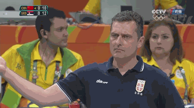 而决战相遇,中国女排开局依然不利,但郎平及时叫了暂停,使得场面得到