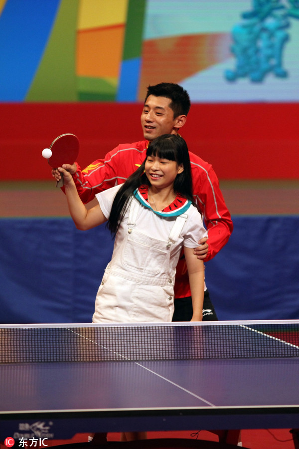 奥运冠军与香港民众玩乒乓球 张继科马龙手把
