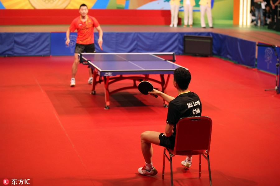 奥运冠军与香港民众玩乒乓球 张继科马龙手把