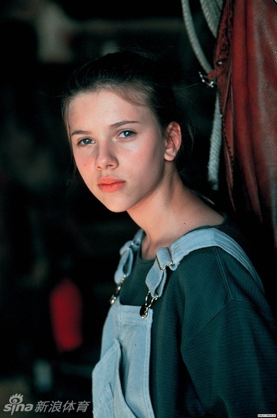 斯嘉丽在电影中与马的互动