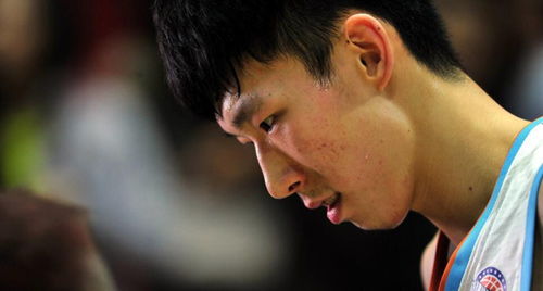 火箭高层:今年不和周琦签约 望其CBA再磨练--