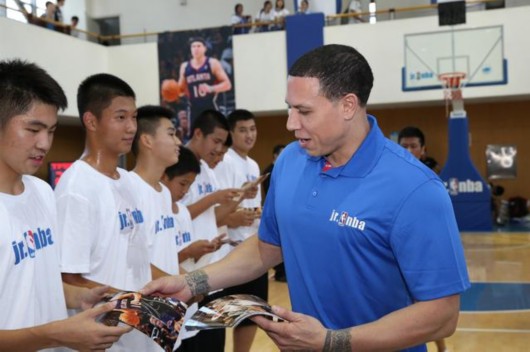 NBA球星迈克-毕比访问中关村中学 传授篮球技
