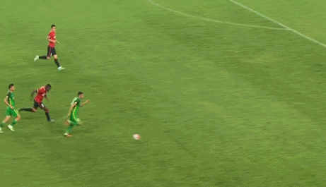 gif-伊尔马兹被阿萨尼放倒造点 一蹴而就破僵