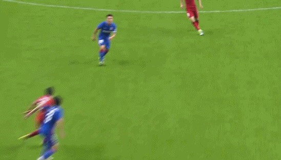 gif-莫雷诺前场拦截 左脚凌空抽射世界波破门