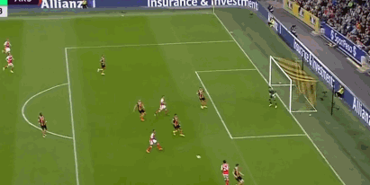 gif-枪手围攻桑切斯斩幸运球 厄祖门前打飞机