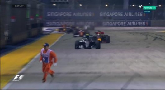 疯狂的马修!F1新加坡赛道惊现人与赛车竞速