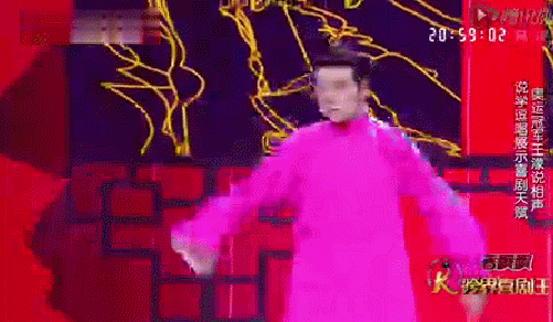 唱起歌来也是一把好手,将《让我们荡起双桨》与《一起摇摆》完美结合