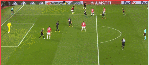 鲁尼低难度射门离奇打高 变膝盖助攻