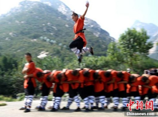 少林武僧金鸡独立顶矿泉水瓶扎马步苦练基本功