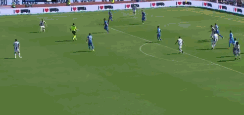 GIF-赫迪拉反越位险破门 魔翼单刀球再失良机