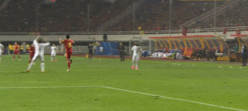 gif-郜林被打脸忍住了 力扛对手重重摔在地上