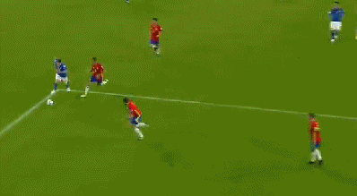 并且率先在比赛中取得了进球,但是主裁判在比赛中的一次争议判罚,却让