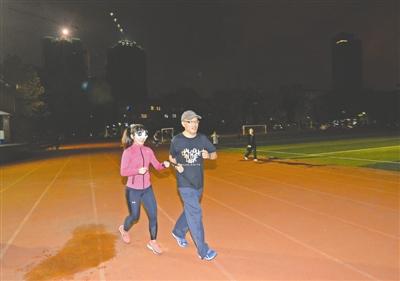 虽然眼睛看不见 他却是朋友圈里的跑步冠军