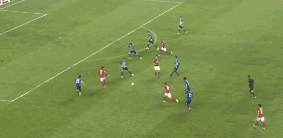 gif-黄博文左路送妙传 阿兰禁区争顶头球破门