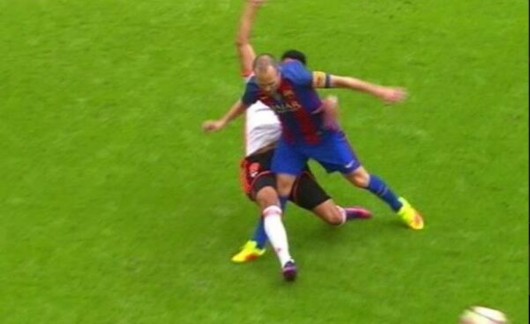 虐心!巴萨大神重伤倒下 不停挠地真是钻心疼--东方体育-东方网