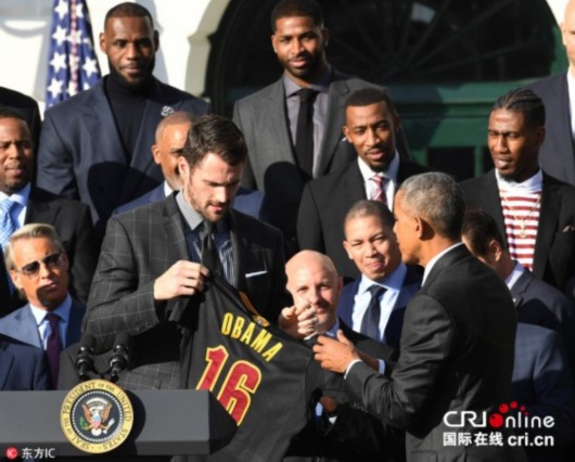奥巴马白宫接见骑士队 获赠16号球衣