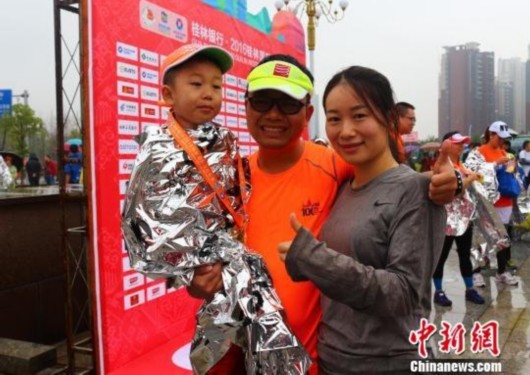 桂林马拉松多达1万2千人参赛 夫妇推童车抢镜
